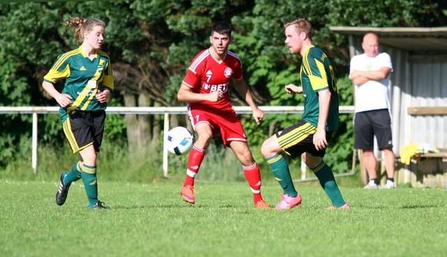 In dieser Szene behauptet Milaim Buzhala (Mitte) vom Oberligisten TSV Buchholz 08 gegen Catharina Schwanz (li.) und Benny Ossenfort von den Seevetaler Allstars