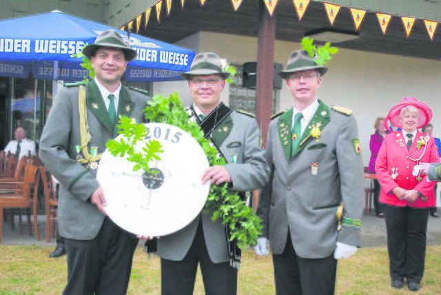 Bei der Proklamation 2015 (v. li.): Adjutant Alexander Jost, König Ralf Mädge und Schützenoberst Dirk Hornbostel | Foto: archiv/ce