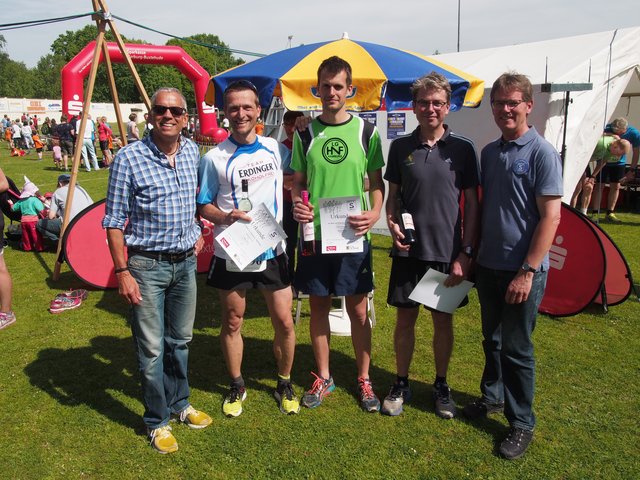 Siegerehrung beim Düver-Cup (v. li.): Sponsor Heinrich Düver, Torben Rolfs, Marcel Schlag, Gernot Breitschuh und MTV-Vorsitzender Jörg Schulze | Foto: MTV Salzhausen