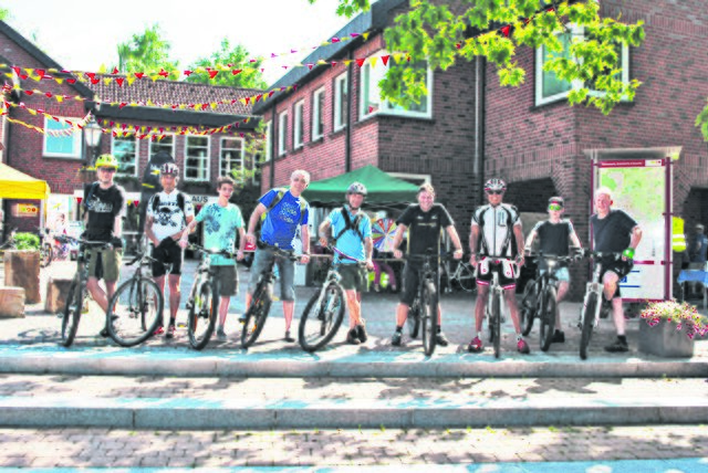 Vor dem Start zur Mountainbike-Tour: Tour-Guide Heinrich Düver (3. v. re.) und seine Mitfahrer
