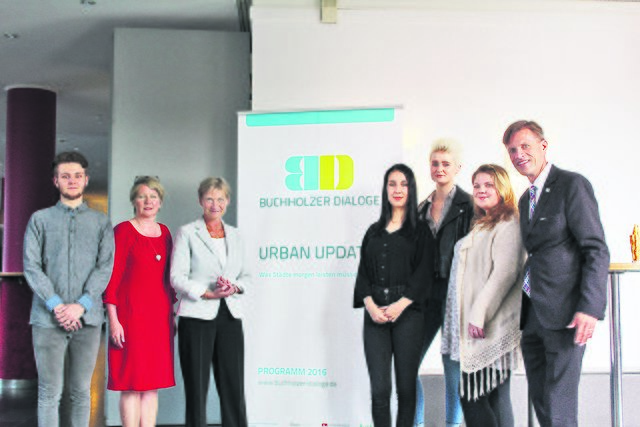 Diese Schüler des Gymnasiums am Kattenberge haben die Diskussion vorbereitet: Joel Oya Taboás mit Stadtbaurätin Doris Grondke und Bischöfin Kirsten Fehrs, Ella Irmgart, Winona-Leonie Hoff und Hannah Kirsch mit Bürgermeister Jan-Hendrik Röhse