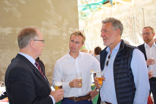 Bürgermeister Kurt Matthies im Geschpräch mit den Architekten Tim Schulenburg und Gerhard Schulenburg (v. li.)
