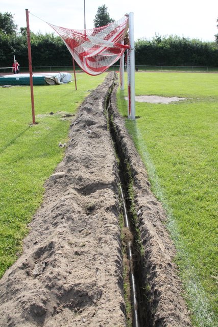 Tiefe Furchen für die neuen Wasserleitungen durchziehen das Sportgelände