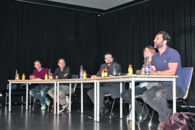 Auf der Bühne diskutierten (v. li.): Architekt Dipl.-Ing. Claas Lauinger, Doktorand Eike Langbehn, Prof. Boris Tolg, Studentin Felizitas Baum und Schönheitschirurg Dr. Bülent Ugurlu