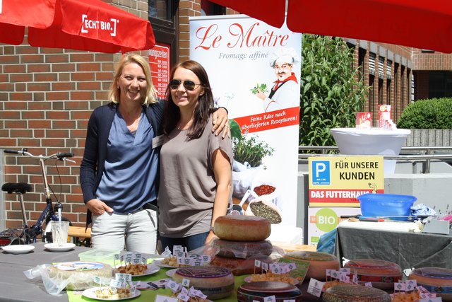 Katja Jelitta-Grosse und Christina Conrad bieten leckeren Käse in Bioqualität zum Probieren an