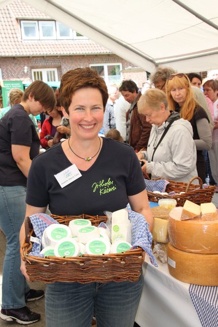 Annette Alpers-Tipke präsentiert Leckereien von der Käserei