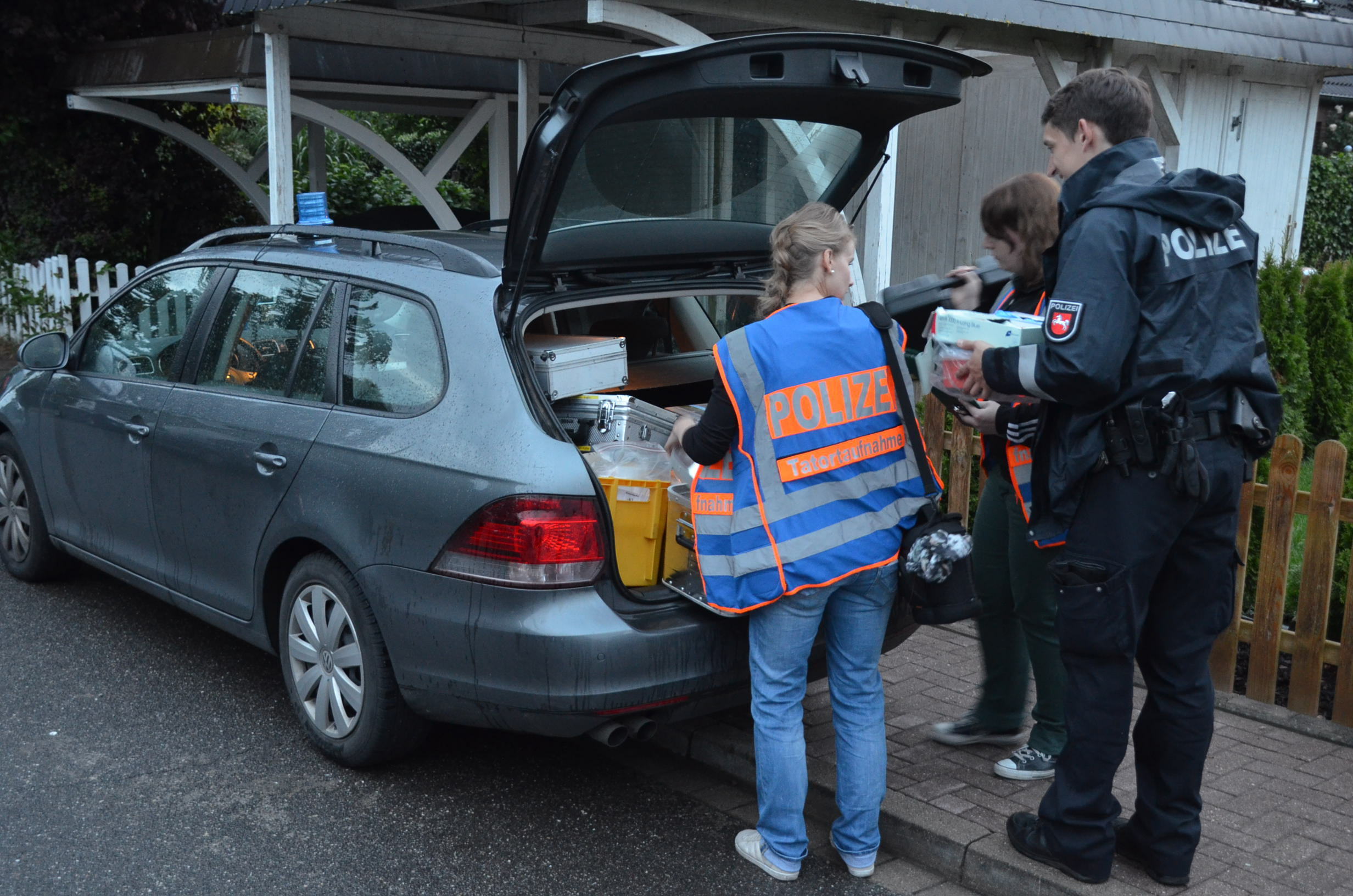 Die Polizei sichert am Tatort Spuren