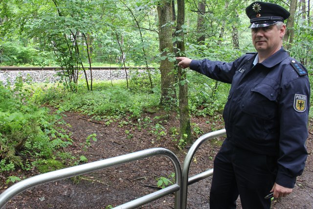 „Der Zug kann hier bis 120 km/h fahren“: Detlef Moors am „wilden Bahnübergang“ in Holm-Seppensen