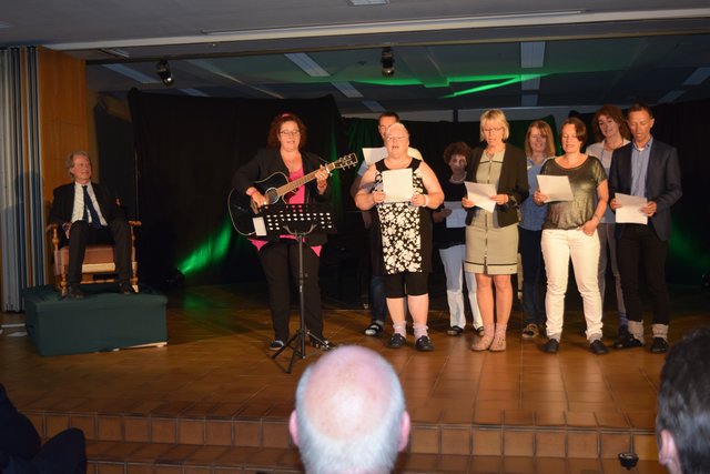 Eine besondere Vorliebe für bequeme Schuh: In  Birkenstock-Schuhen verabschiedete sich jetzt das Kollegium der realschule Winsen/Roydorf von ihrem "König" Heier Ebel (li.)