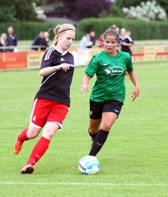 In diesem Laufduell blieb die Elbmarscherin Nathalie Bödder (re.) Zweikampfsiegerin gegen Janika Teschner vom TuS Fleestedt