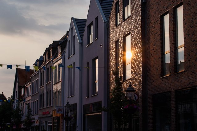 die letzten Sonnenstrahlen in der Altstadt | Foto: Malin Meister