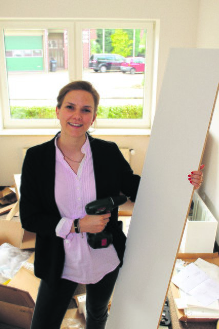 Selbst ist die Frau: Aggie-Eleanor Rilinger packt an, um das Pfarrbüro einzurichten