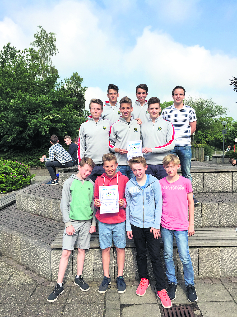 Die Nachwuchsgolfer vom Gymnasium Hittfeld mit ihrem Lehrer Marius Witt (hinten re.)