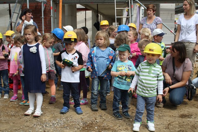 Die Kindergartenkinder singen für die Gäste