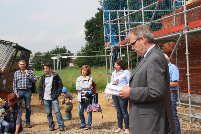 Samtgemeinde-Bürgermeister Peter Sommer begrüßt die Gäste