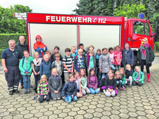 Ortsbrandmeister Gustav Lüllau (li.) stand den Kindern für alle Fragen rund um die Feuerwehr gern zur Verfügung | Foto: Feuerwehr Seevetal