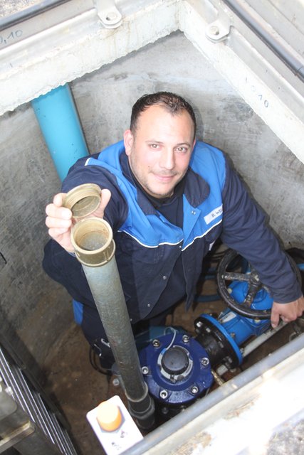 Wasserwerker Björn Wellm misst an einer der fünf Pumpen den Wasserstand
