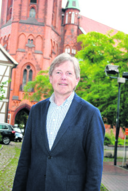 Vor der Winsener St. Marien-Kirche: Diakon Wilfried Staake