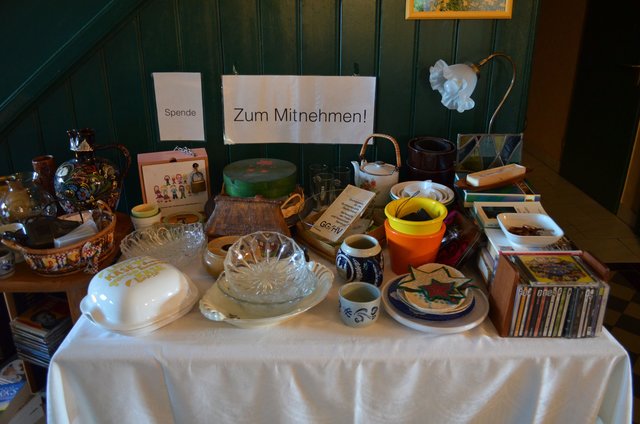 Mit dem Flohmarkt-Tisch in "Garbers Gasthaus" sammelt  Dorothee Müller-Garbers Spenden für den Förderverein