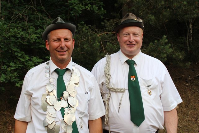 Schützenkönig Günter van Weeren (li.) und sein Adjutant
Jens Gieschen freuen sich auf das Schützenfest in Evendorf