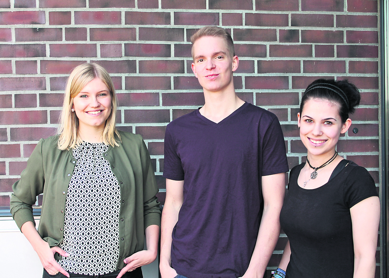 Freuen sich über die Tätigkeit bei Beisner Druck (v.li.): Sissy Steffens, Dennis Clausen und Adina Schönberg