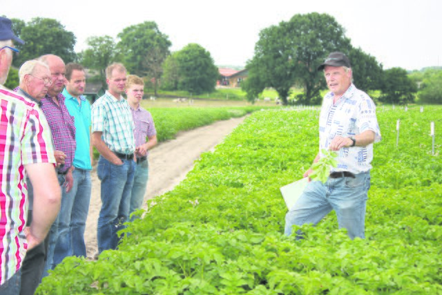 Heinrich Klensang erläutert, welche Schäden im Feld aufgetreten sind