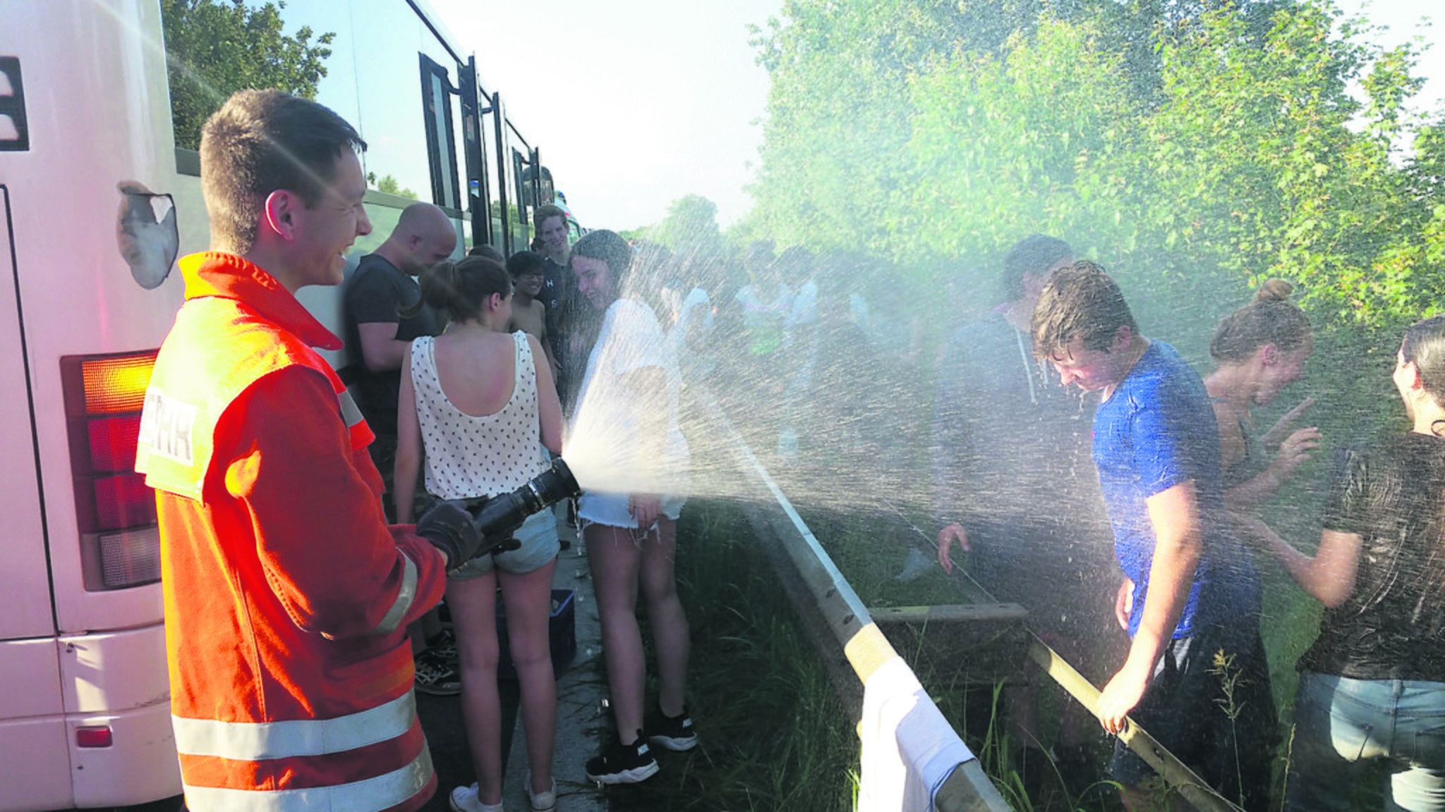 Schüler kollabierten in Reisebussen / Großeinsatz für Rettungskräfte