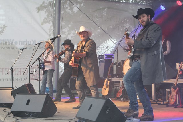 Lassen es ordentlich krachen: Truck Stop rockt die Naturbühne in Jesteburg