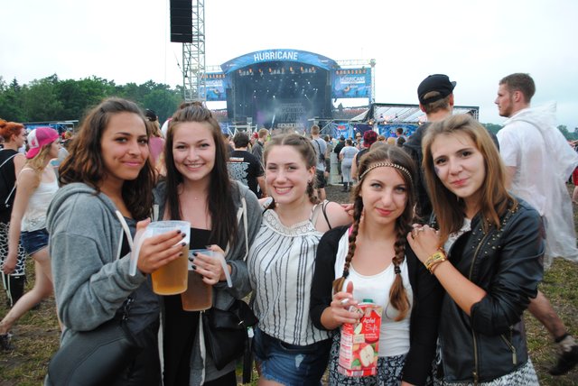 Trotz der Unwetter ließ sich diese Truppe aus Gifhorn die Stimmung nicht vermiesen. Die fünf Mädels freuten sich auf den Auftritt der deutschen Rockband "Annenmaykantereit"