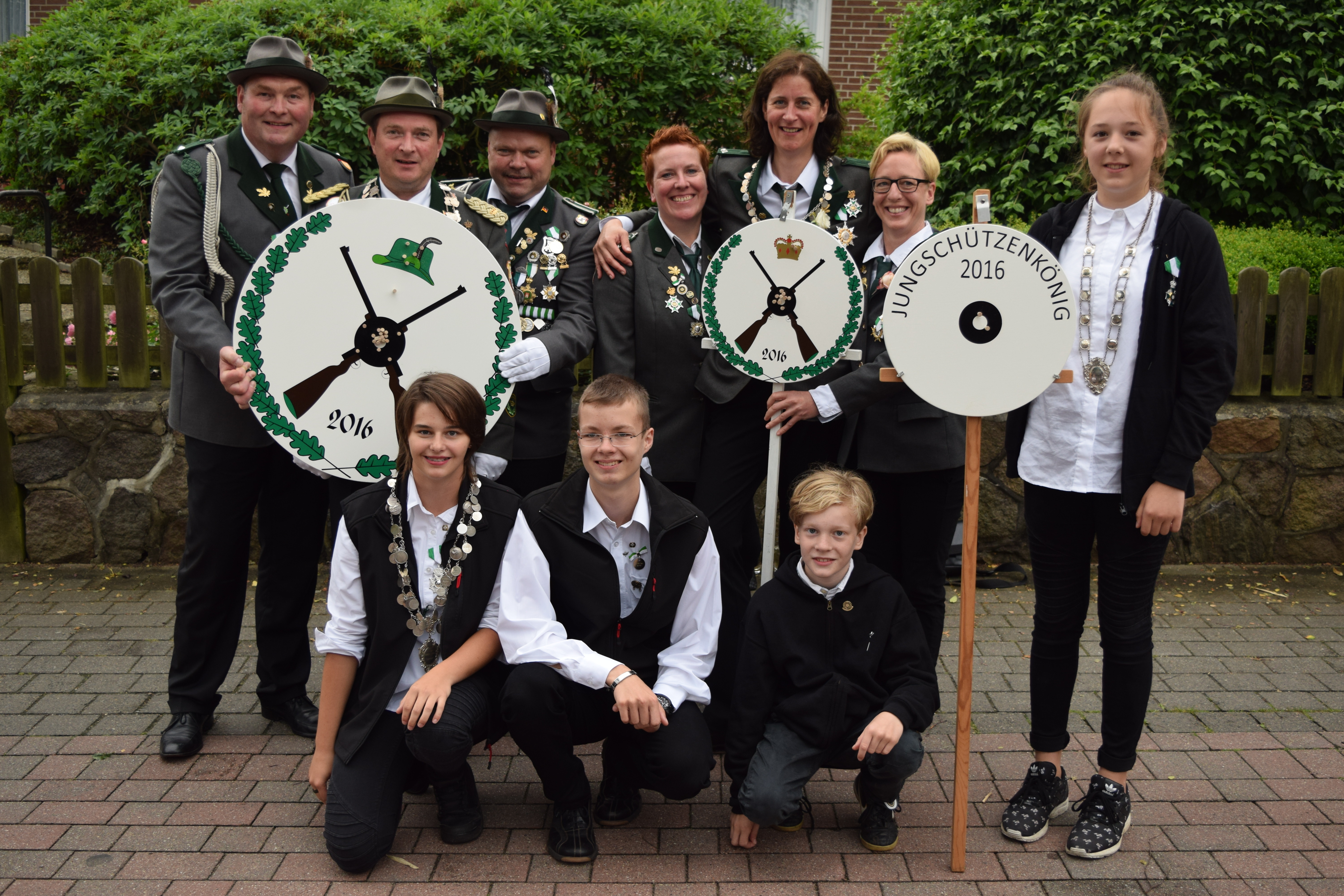 Die neuen Oberhäupter der Eyendorfer Schützen: Michael Looß, Andreas Michaelis, Edgar Buchholz, Annedore Salvers, Stephanie und Svenja Schenzel, Lia Sander (hi., v. li.), Marie Rusche, ihr Adjutant Thies Ketzenberg und Frode Willem Schenzel (v. li.)