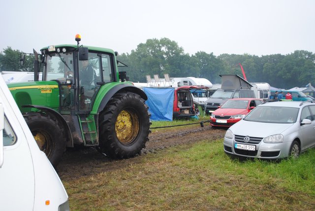 Viele Landwirte aus der Umgebung halfen festgefahrenen Festivalbesuchern