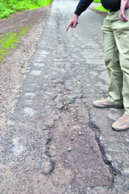 Die Fahrbahn des Flidderberg, insbesondere im oberen Bereich, weist diverse Risse und Schlaglöcher auf