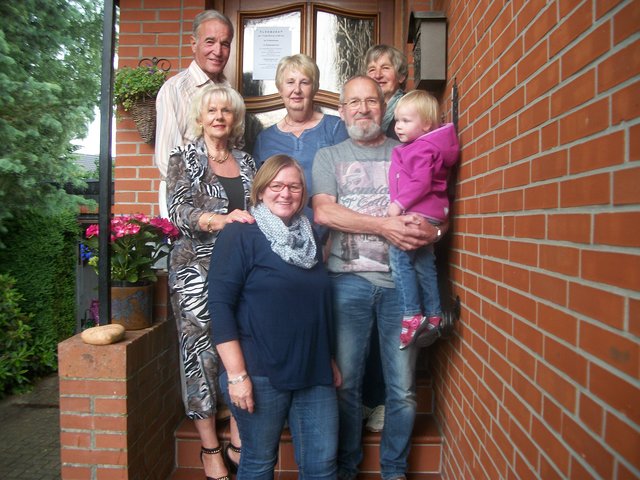 Die Organisatoren (hi. v. li.): Rainer Behrmann, Elke Behrmann, Lisa Sitz, Irmtraud Lawnitzak sowie (vorne v. li.) Monika Schradieck und Hans Heinrich Schradieck mit Enkelin Alea Nagel