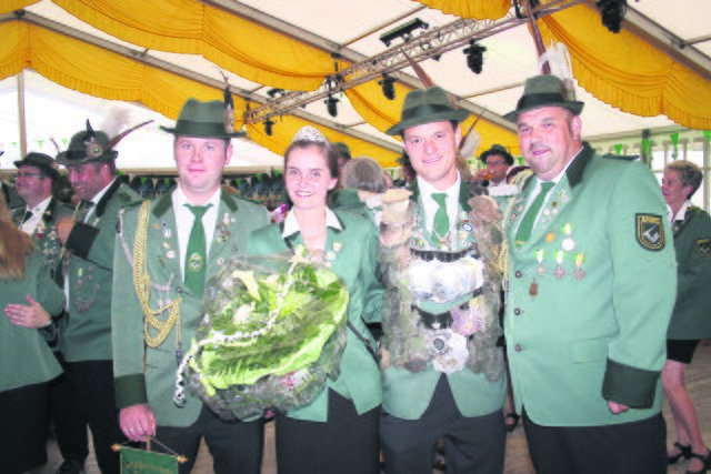 Der neue König Björn Müller mit seiner Lebensgefährtin Nele Heibült und seinen Adjutanten Karsten Schadwinkel (li.) und Sven Spierling (re.) | Foto: wd