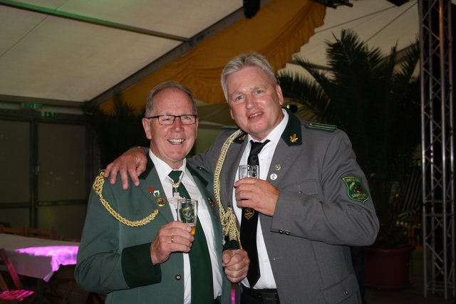 Apensens Bürgermeister Kurt Matthies mit Heinrich Meyer