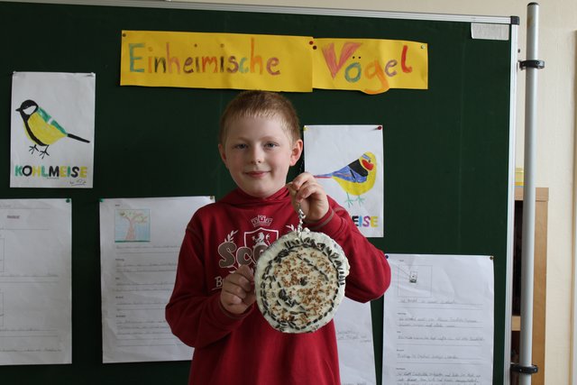 Vincent hat eine Vogelfutterscheibe gebastelt