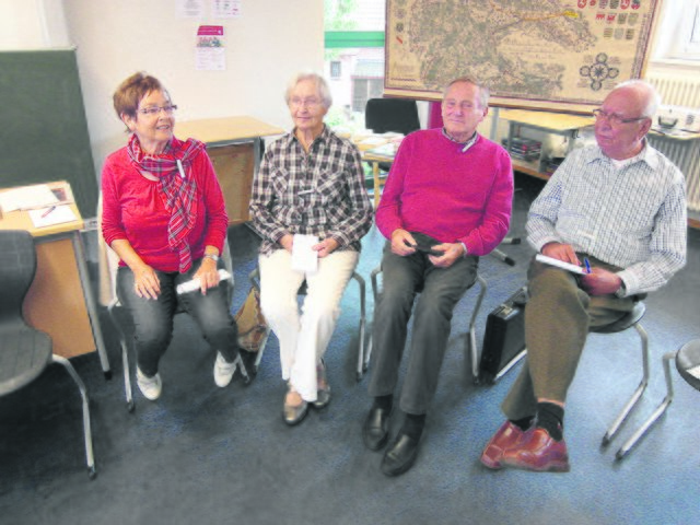 Astrid Rehberg, Edith Duve, Klaus Kuchenbecker und Werner Oelenbüttel (v-li-) berichteten von den Kriegstagen | Foto: Rehberg