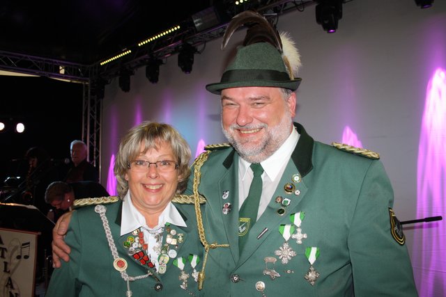 Erster Vorsitzender und zweite Vorsitzende des Schützenvereins: Ilse Wienberg und Rolf Bürger