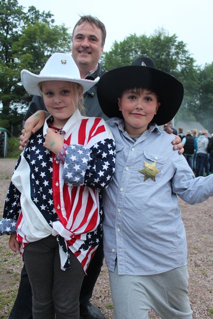 Leandra und Frederick hatten mit Papa Axel trotz des Regens einen Riesenspaß