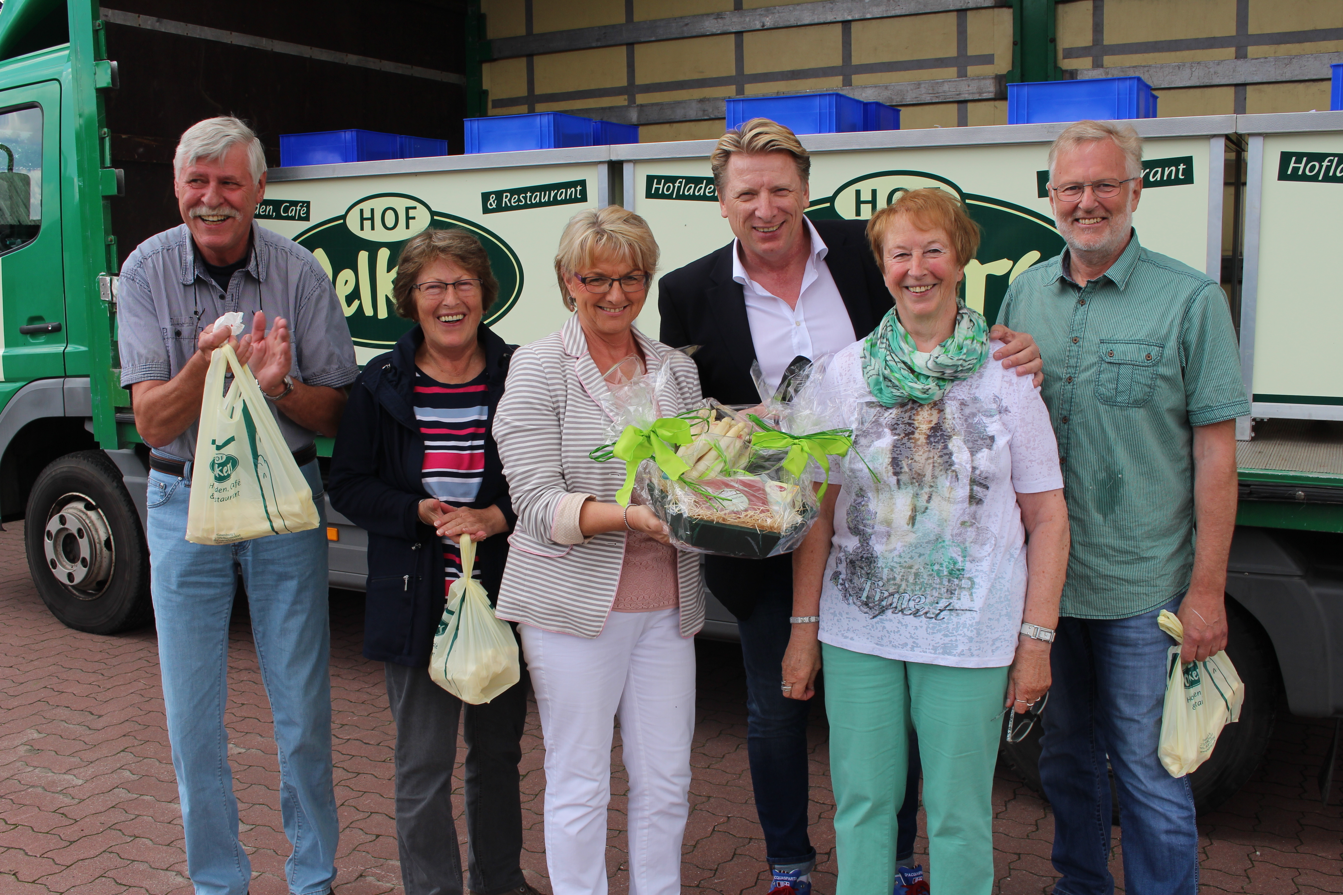 Hof-Chefin Rita Oelkers (3.v.li.) und Moderator Ludger Abeln überreichten der Gewinnerin des Schäl-Wettbewerbes, Helga Thölken (2. v. re.), ihren Preis