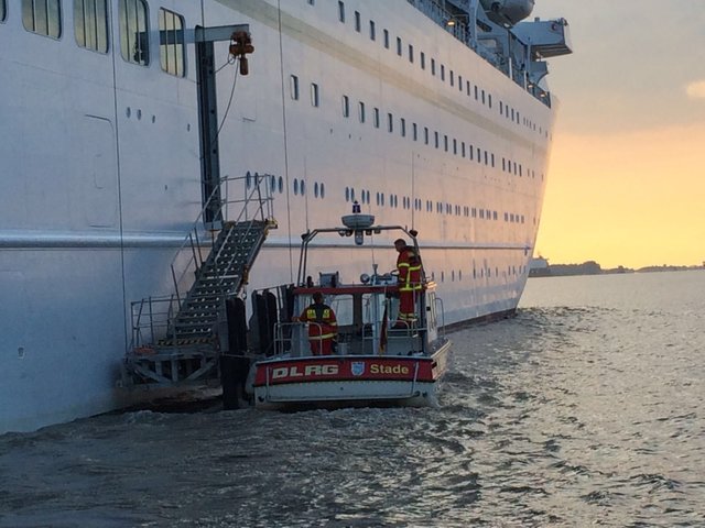 Einsatz bei langsamer Fahrt auf der Elbe | Foto: DLRG Stade