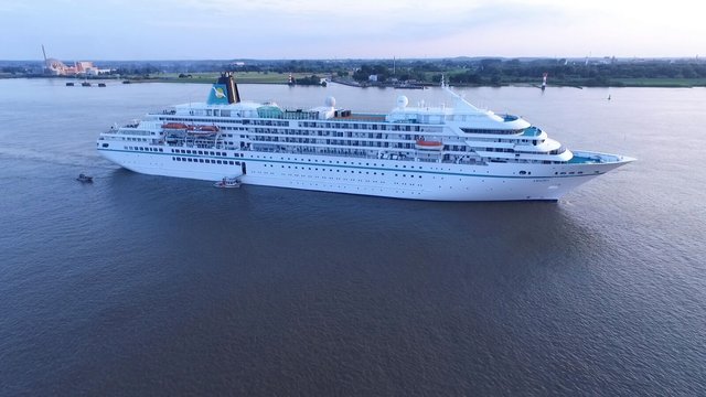 Die "Amadea" auf Höhe des Ex-Atomkraftwerkes (hi. li.) und des Anlegers Stadersand (hi. Mitte) | Foto: DLRG Stade