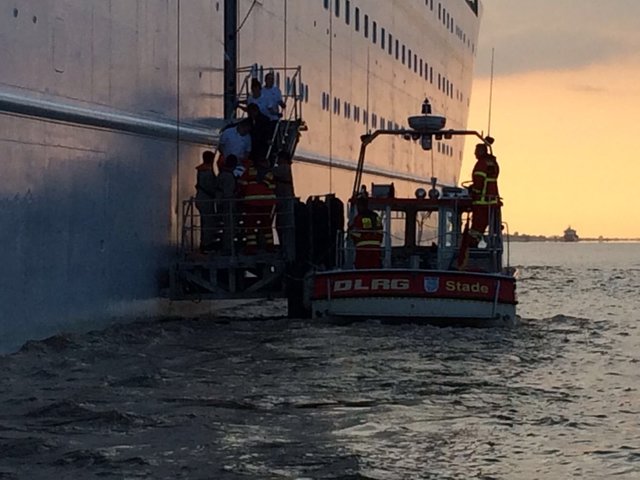 Das DLRG-Boot und Rettungskräfte am Kreuzfahrtschiff | Foto: DLRG Stade