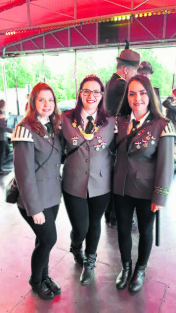 Die Jungschützenkönigin Merle Kriegel (Mitte) mit Ariane Sindt (li.) und
Christin Sczepanik