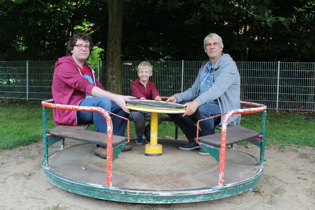 Tim (v. li.), Emil und Klaus drehen eine Runde auf dem Karussell