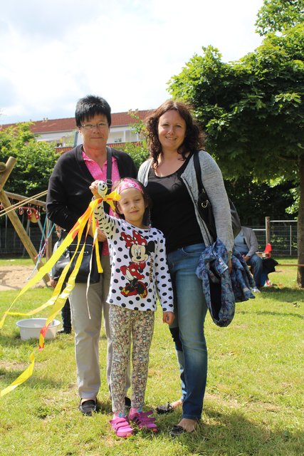 Elke (v.li.), Merle und Sandra Rojek wohnen in der Nähe - klar, dass sie beim Sommerfest vorbeischauen