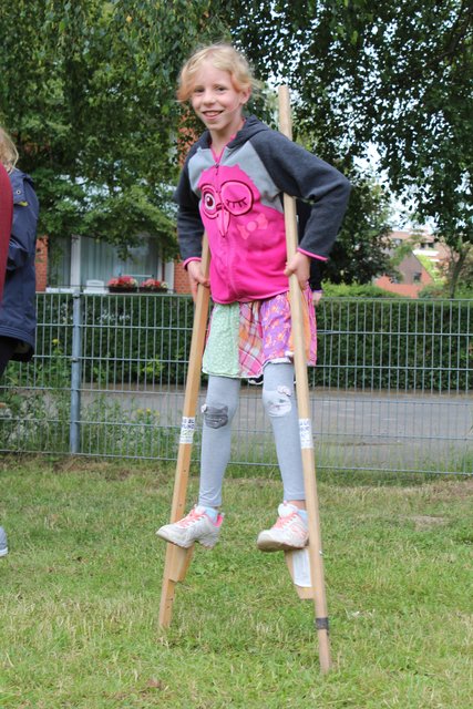 Joy läuft zum ersten Mal auf Stelzen