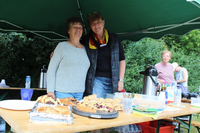 Doris Wicknus und Marita Reich sorgten für das leibliche Wohl der Gäste