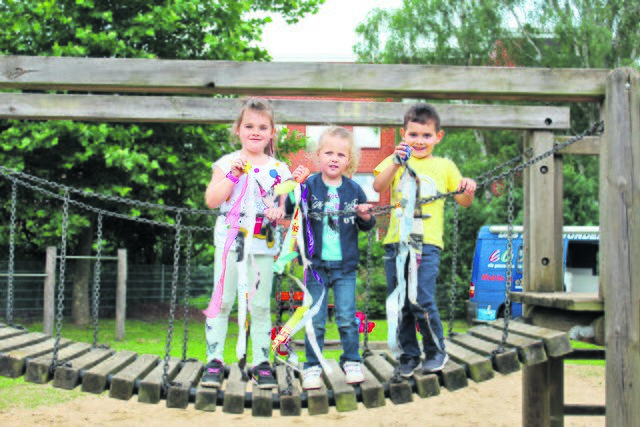 Emily, Maya und Lian zeigen stolz ihre selbstgebastelten Ballon-Bälle