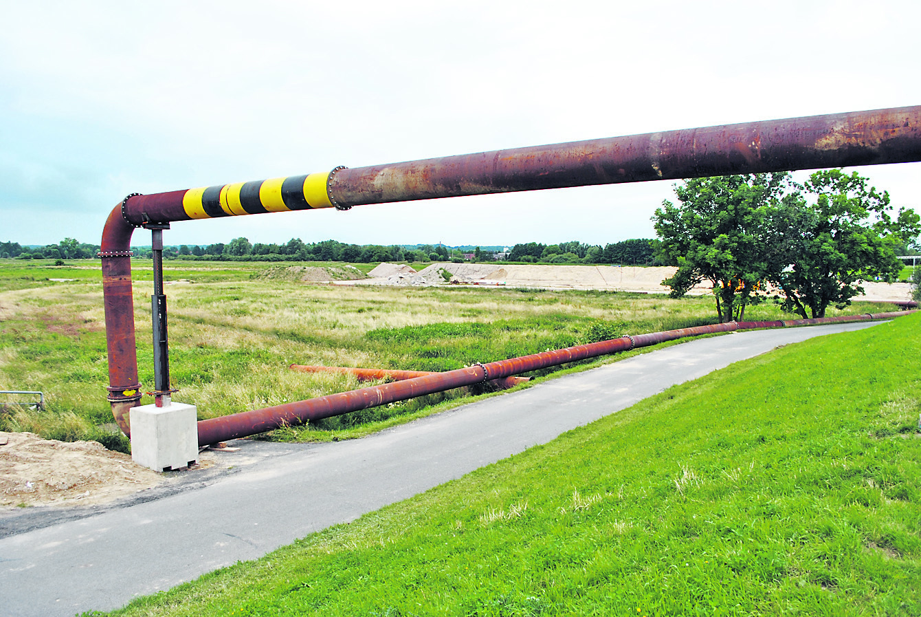 Die Rohrbrücke über die Moorender Straße wird nach einigen Wochen wieder abgebaut